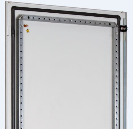 Стабилизационная рамка жесткости по периметру двери. Шаг перфорации 25 мм позволяет рационально скомпоновать оборудование и проложить отводящий кабель.