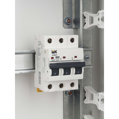 ARMAT Автоматический выключатель M06N 3P D 32А IEK