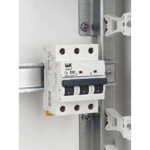 ARMAT Автоматический выключатель M06N 3P C 32А IEK