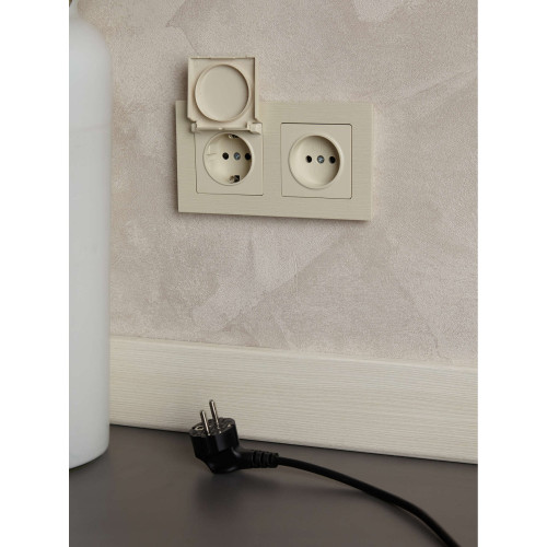 BRITE Розетка 1-местная с заземлением с защитными шторками и крышкой 16А IP20 РСбш10-3-БрКр бежевый IEK