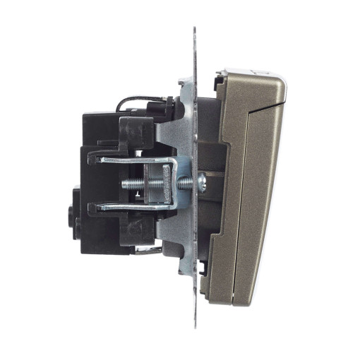 BRITE Розетка 1-местная с заземлением с защитными шторками и крышкой 16А IP20 РСбш10-3-БрШ шампань IEK