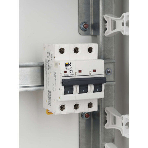 ARMAT Автоматический выключатель M06N 3P C 1А IEK