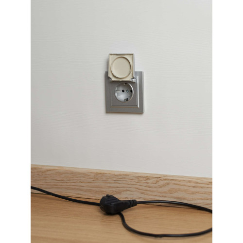 BRITE Розетка 1-местная с заземлением с защитными шторками и крышкой 16А IP44 РСбш10-3-44-БрА алюминий IEK
