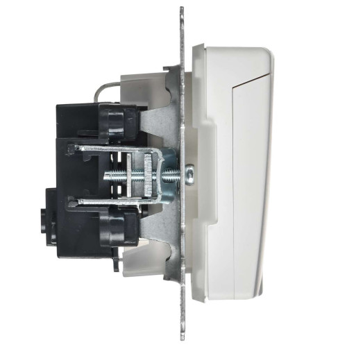 BRITE Розетка 1-местная с заземлением с защитными шторками и крышкой 16А IP44 РСбш10-3-44-БрАБ арктический белый IEK