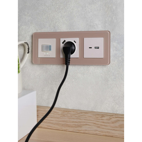 BRITE Розетка 1-местная с заземлением с защитными шторками 16А с USB A+C 18Вт РЮш11-1-БрЖ жемчуг IEK
