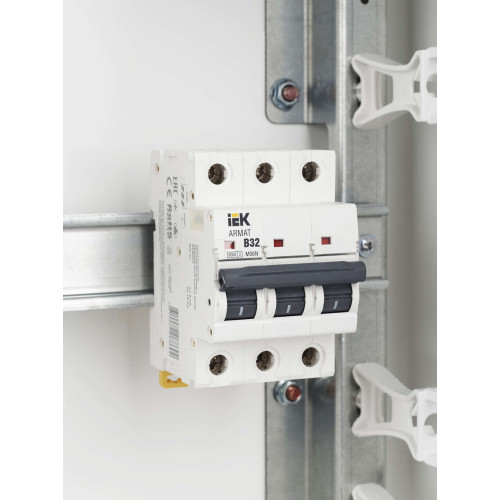 ARMAT Автоматический выключатель M06N 3P B 32А IEK