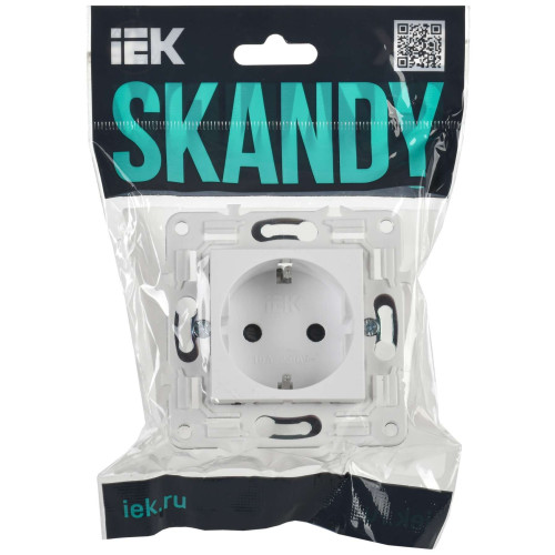 SKANDY Розетка с заземлением с защитными шторками 16А SK-R04W арктический белый IEK