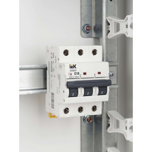 ARMAT Автоматический выключатель M06N 3P C 10А IEK