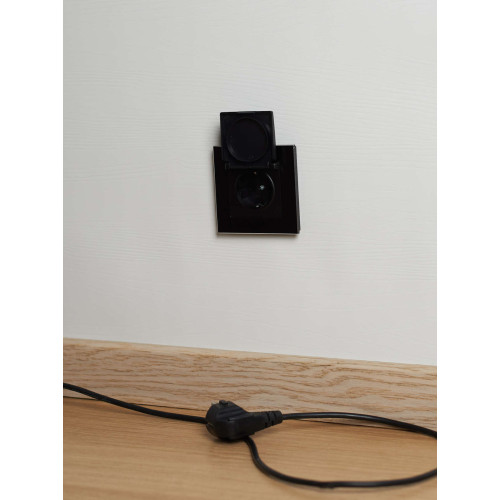BRITE Розетка 1-местная с заземлением с защитными шторками и крышкой 16А IP44 РСбш10-3-44-БрЧ черный IEK
