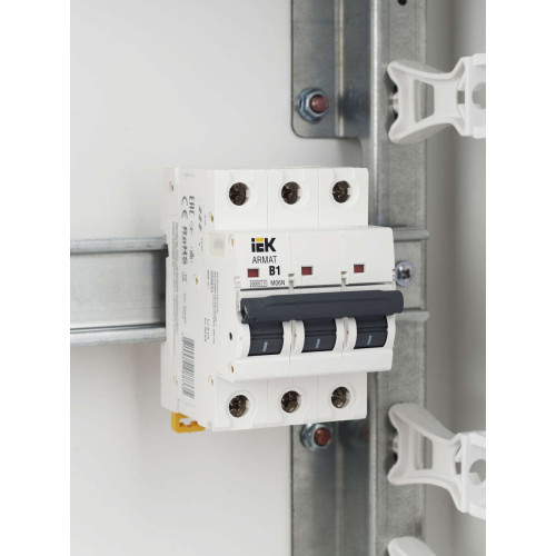 ARMAT Автоматический выключатель M06N 3P B 1А IEK