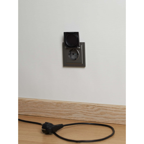 BRITE Розетка 1-местная с заземлением с защитными шторками и крышкой 16А IP44 РСбш10-3-44-БрС сталь IEK