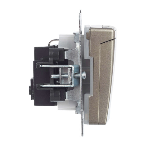 BRITE Розетка 1-местная с заземлением с защитными шторками и крышкой 16А IP44 РСбш10-3-44-БрШ шампань IEK